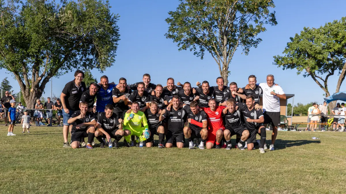 Pokalfinale Eyachpokal: SV Heiligenzimmern vs. SG Trillfingen-Stetten, Fußball, Saison 2024/2025, 12.07.26 : Die Siegermannschaft Trillfingen
Pokalfinale Eyachpokal: SV Heiligenzimmern vs. SG Trillfingen-Stetten, Fussball Eyachpokal, Pokalfinale, 2026, 12.07.26
Foto: Kirsten Jäger/Eibner-Pressefoto/