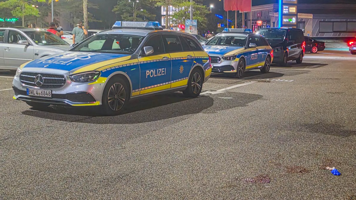 Nachdem ein 28-Jähriger von einem Auto auf dem Burger-King-Parkplatz in Offenburg überrollt wurde, ermittelt die Kriminalpolizei und sucht nach Zeugen.