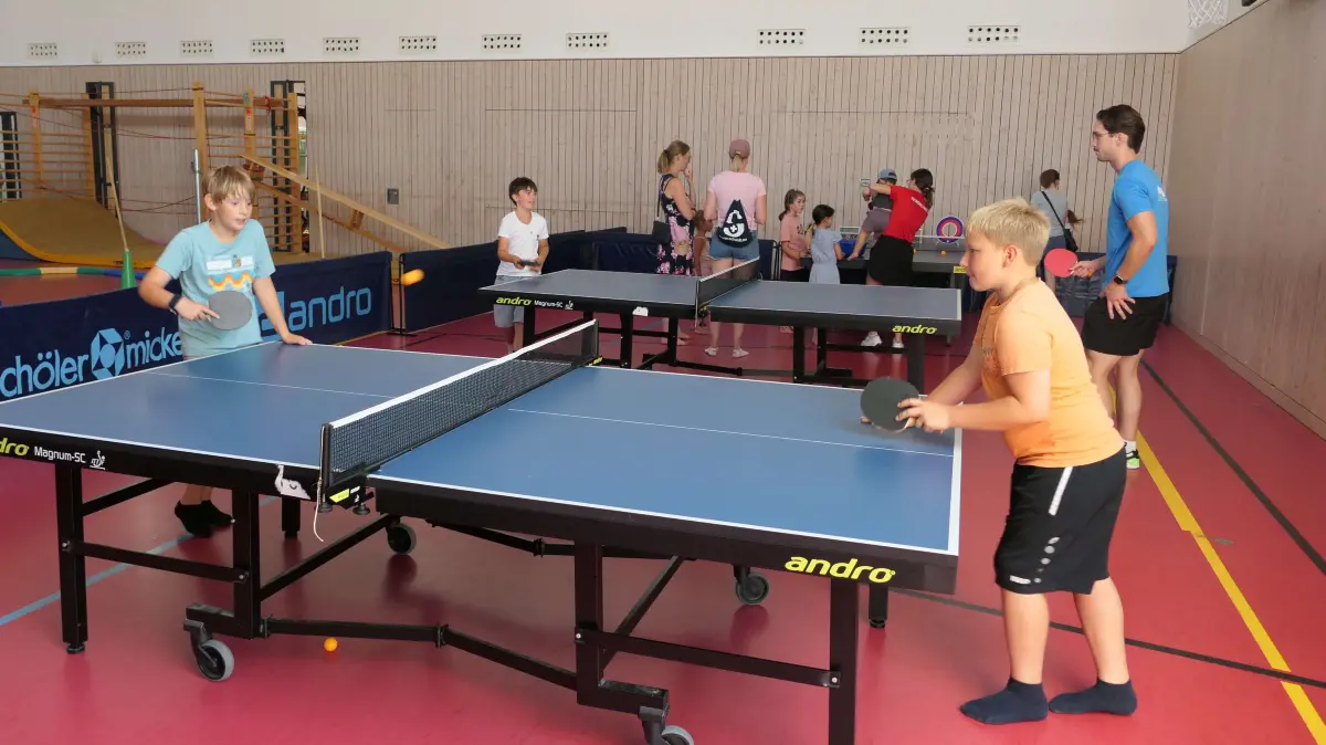 Auch im Tischtennis können sich die jungen Gäste versuchen.