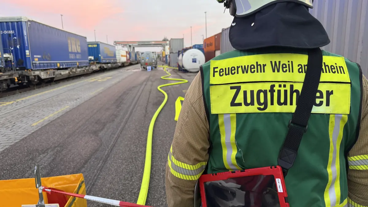 Blick auf den Havaristen im Weiler Umschlagbahnhof mit Einsatzkraft im Vordergrund