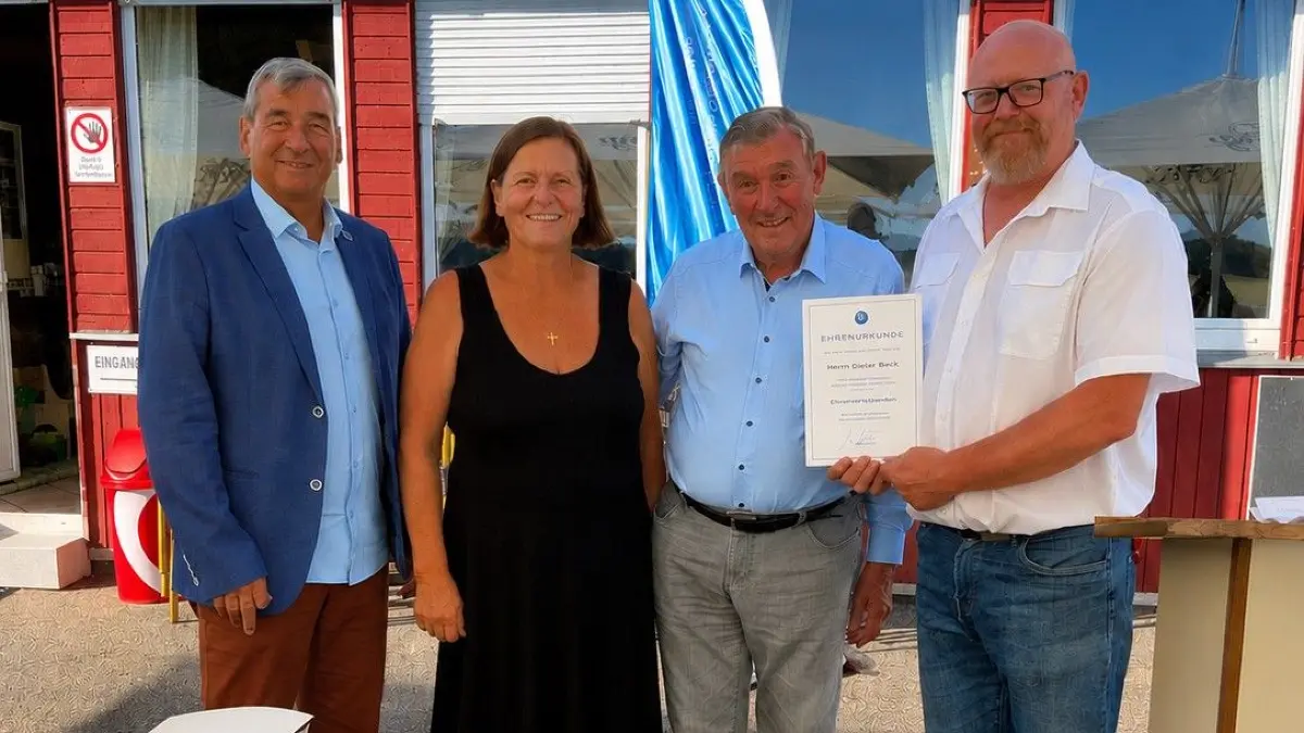 Hohe Ehrung während der Jubiläumsfeierlichkeiten beim LSV Degerfeld: Lambert Maute, Gudrun Bühler, der neue Ehrenvorsitzende Dieter Beck und Martin Schick (von links).