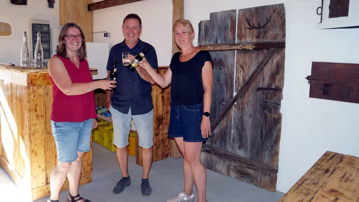 Das Vorstandstrio des Vereins "Buchhüsli" im rustikal ausgebauten Inneren des Gebäudes (v.l.): Kassenführerin Fiona Fuchs, stellvertretender Vorsitzender Carsten Dobrinski und Vorsitzende Miriam Grether