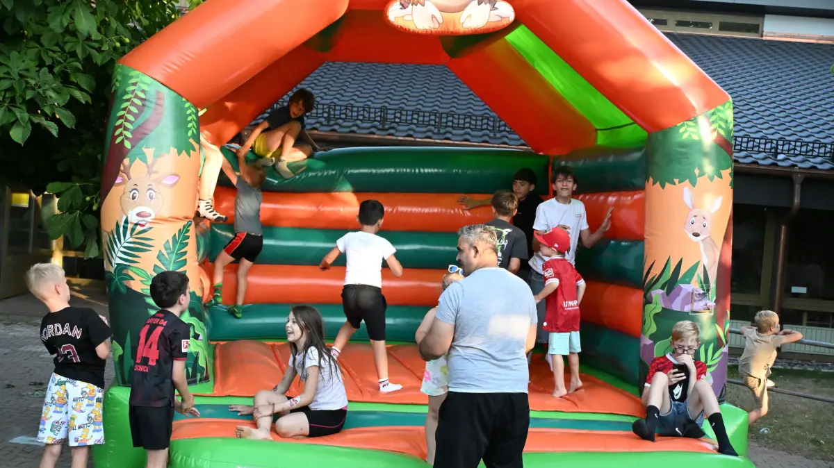 An der Hüpfburg erfreuen sich die Kinder.