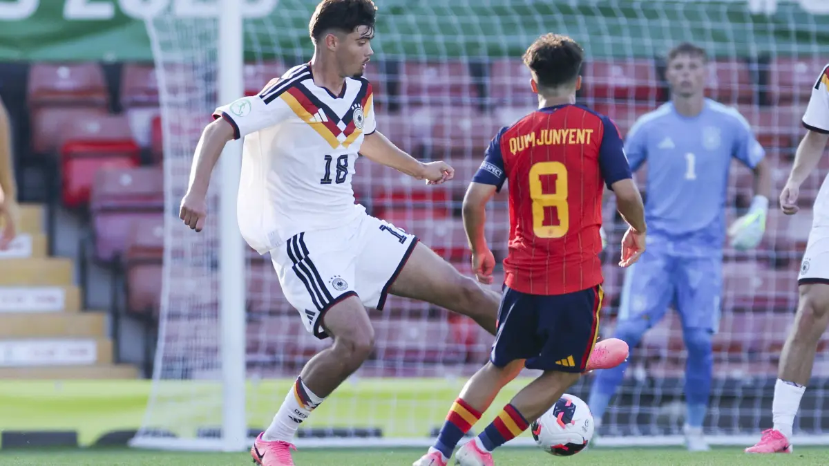 Mirza Catovic Germany und Quim Junyent Spain kaempfen um den Ball, UEFA European Under-19 Championship 2026 Final, Spain v Germany, Racecourse Ground am 11. July 2026 in Wrexham, Vereinigtes Königreich. Foto von Marco Steinbrenner/DeFodi Images Mirza Catovic Germany und Quim Junyent Spain battle for the ball, UEFA European Under-19 Championship 2026 Final, Spain v Germany, Racecourse Ground, July 11, 2026 in Wrexham, United Kingdom. Photo by Marco Steinbrenner/DeFodi Images - *** Mirza Catovic Germany and Quim Junyent Spain battle for the ball, 2026 UEFA European Under-19 Championship Final, Spain vs. Germany, Racecourse Ground on July 11, 2026, in Wrexham, United Kingdom. Photo by Marco Steinbrenner, DeFodi Images. Mirza Catovic Germany and Quim Junyent Spain battle for the ball, 2026 UEFA European Under-19 Championship Final, Spain vs. Germany, Racecourse Ground, July 11, 2026, in Wrexham, United Kingdom. Photo by Marco Steinbrenner, DeFodi Images