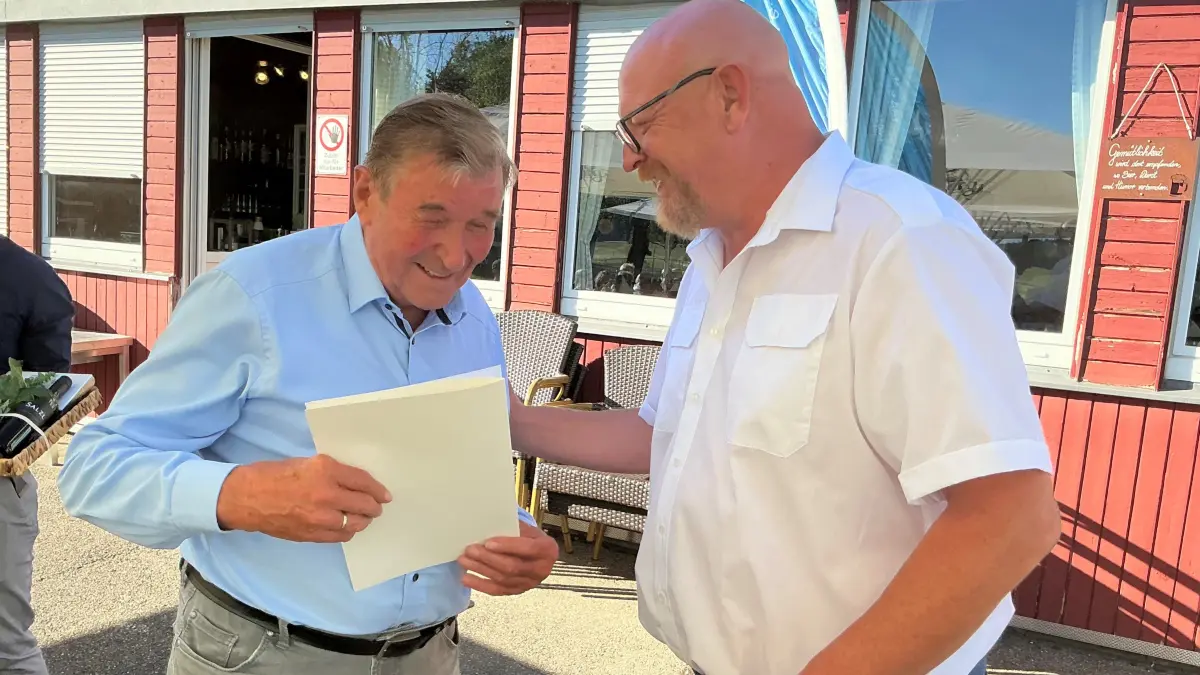 Dieter Beck (links) wurde von Vorsitzendem Martin Schick zum Ehrenvorsitzenden des Luftsportvereins Degerfeld ernannt.