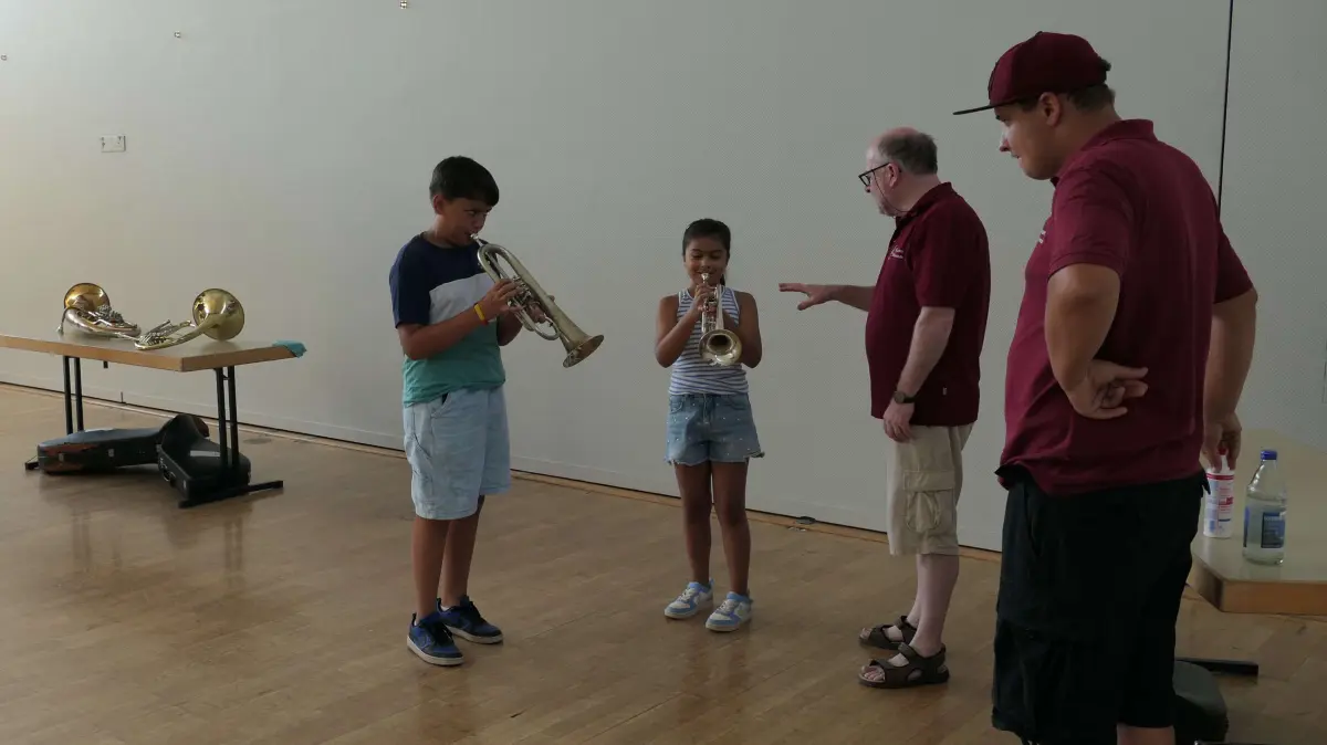 Instrumente ausprobieren können Kinder beim Musikverein.