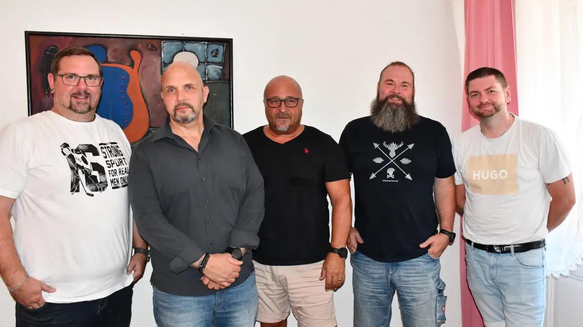Die Zunftleitung der Narrenzunft Grenzach mit (v.l.) Tobias Stoll (Säckelmeister), Tobias Dietsche (1. Zunftmeister), Stefan Koppetsch (Oberzunftmeister), Andreas Kandula (Chronist) und Thomas Kramer (Barchef). Auf dem Foto fehlen fehlen die Küchencheffinnen Regina Edel und Martina Wiepcke.