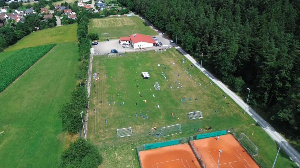 Auf dem Sportgelände des VfB Cresbach/Waldachtal wird am kommenden Wochenende das 75-jährige Vereinsjubiläum gefeiert. Besucher erwartet ein abwechslungsreiches Programm mit Sport zum Mitmachen, Live-Musik und einem Festzelt.