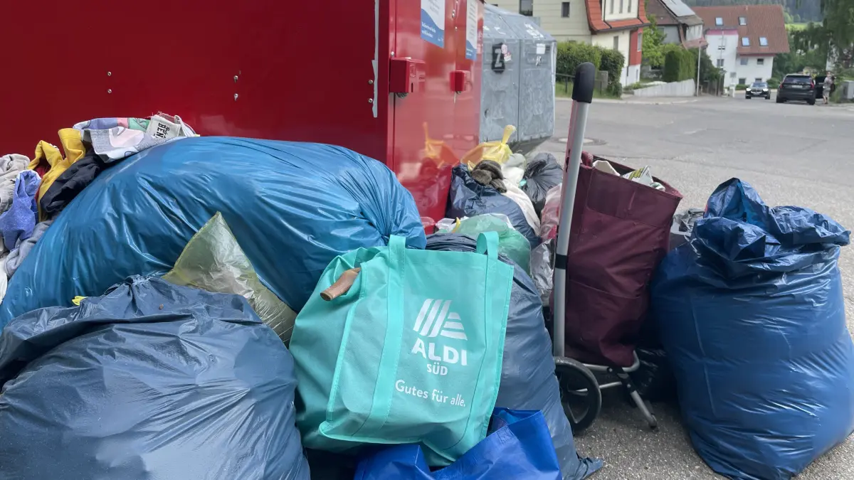 Illegal an einem Altkleider-Container abgelagerter Müll - ein Ärgernis, das in St. Georgen häufiger vorkommt als der Stadtverwaltung lieb ist.