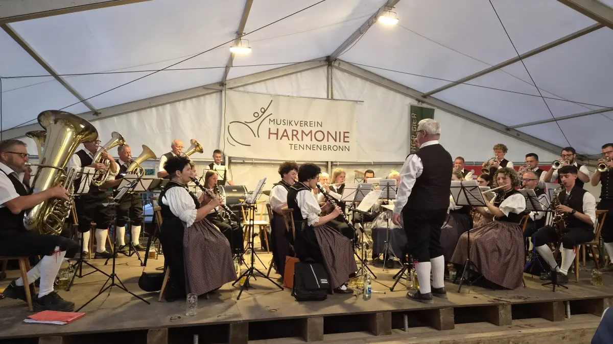 Der Musikverein Unterkirnach spielt im Festzelt.