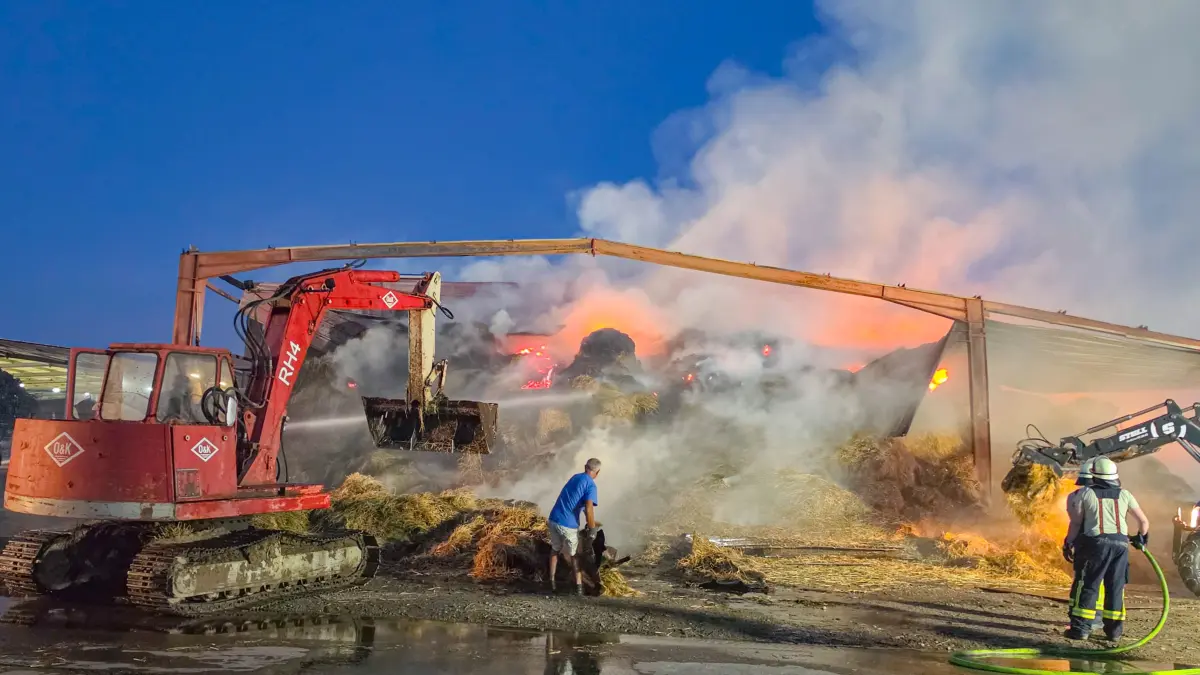 Die Einsatzkräfte kämpften gegen die Flammen an.