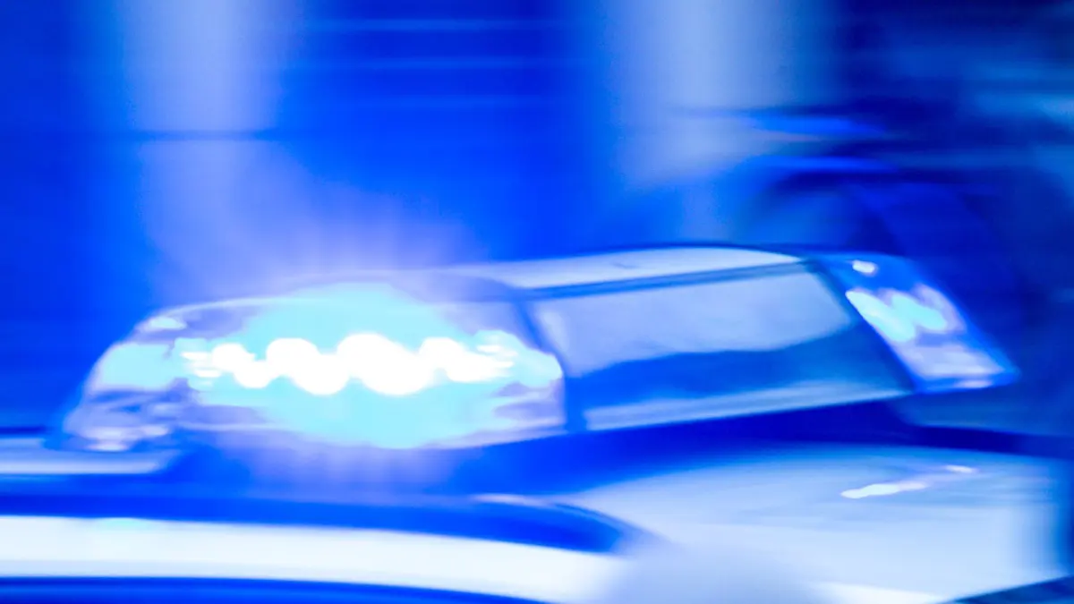 Polizei Symbolbild: ARCHIV - 10.02.2024, Mecklenburg-Vorpommern, Rostock: Ein Streifenwagen der Polizei ist mit Blaulicht im Einsatz. (zu dpa: «Autos brennen nach Unfall aus - zwei Schwerverletzte») Foto: Jens Büttner/dpa +++ dpa-Bildfunk +++