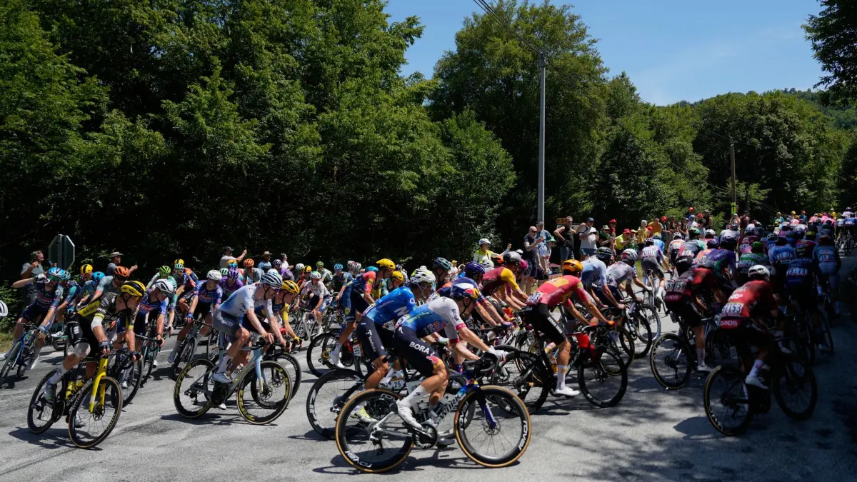 Tour de France - 9. Etappe: 12.07.2026, Frankreich, Ussel: Radsport: UCI WorldTour - Tour de France, Malemort - Ussel (154,6 km), 9. Etappe: Das Fahrerfeld in Aktion. Wegen der Hitzewelle in Frankreich wird die neunte Etappe verkürzt. Foto: Mosa'ab Elshamy/AP/dpa +++ dpa-Bildfunk +++