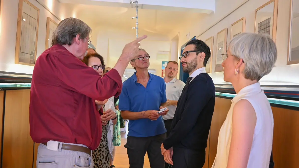 Galerieleiter Alejandro Perdomo Daniels (Zweiter von links) erklärt bei der Eröffnung der „Kleinen Ausstellung zu Felix Schlenker“ im Villinger Rathaus Hintergründe zum Werk des Künstlers.