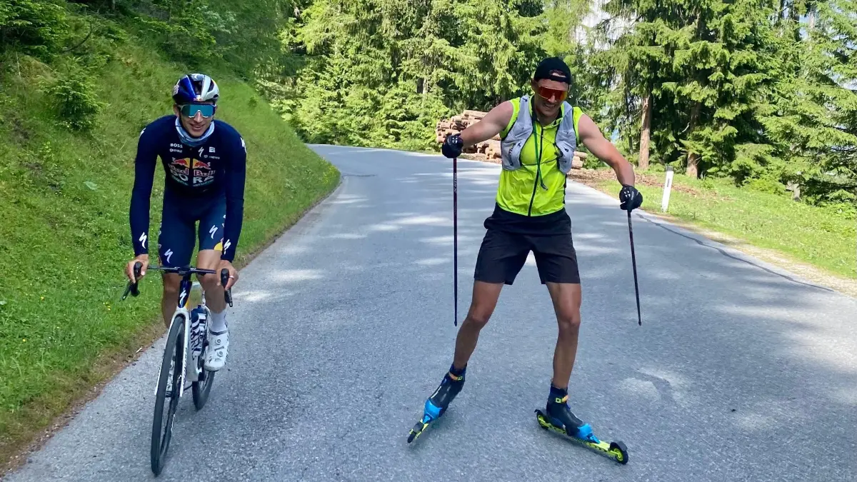 Jeder auf seinem Sportgerät am Berg: Florian Lipowitz auf dem Rad, Philipp Lipowitz auf Skirollern.