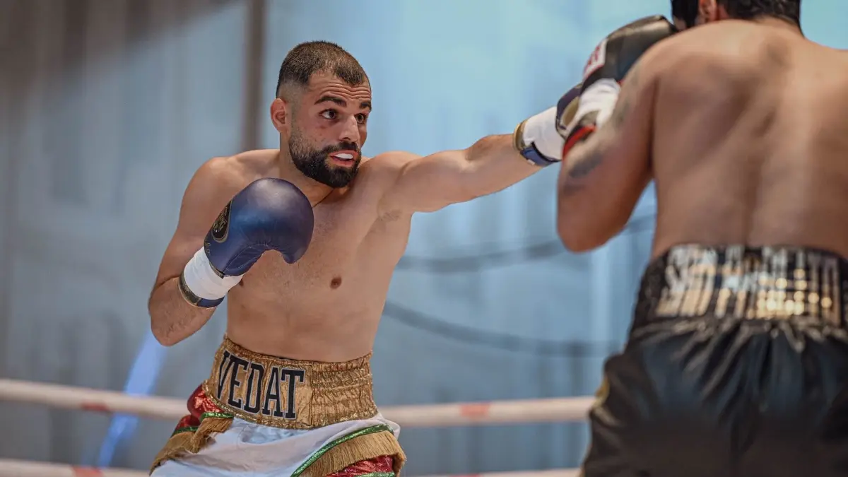 Vedat Deniz (links) greift gegen Flecher Silva an. Der Lahrer war mit seiner Leistung in der neuen Gewichtsklasse zufrieden.