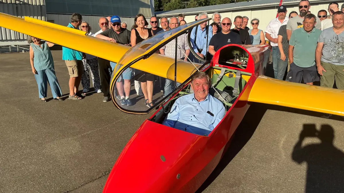 Die Teilnehmer des Jubiläumsfests. Im Cockpit sitzt der neue Ehrenvorsitzende Dieter Beck. Das Flugzeug, die ASK-13 mit dem Kennzeichen D-9064, wurde 1968 gebaut und ist damit fast so alt wie der Verein. Beck hat in dieser Maschine Generationen von Piloten als Fluglehrer ausgebildet.