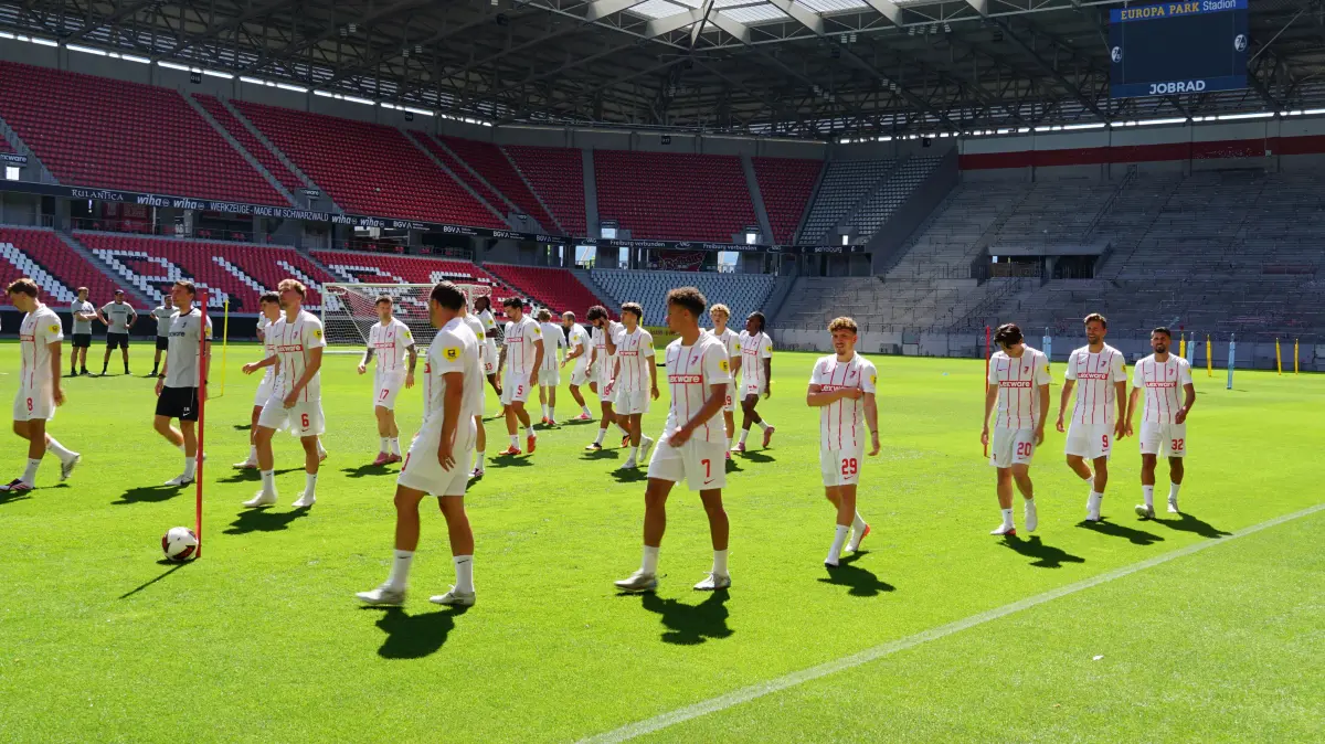 Bei hohen Temperaturen ist der SC Freiburg am Sonntag in die Sommervorbereitung gestartet.