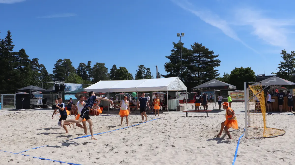 Spannende Partien, spektakuläre Aktionen – Beachhandball sorgt beim Weiherball in St. Georgen für erstklassige sportliche Unterhaltung