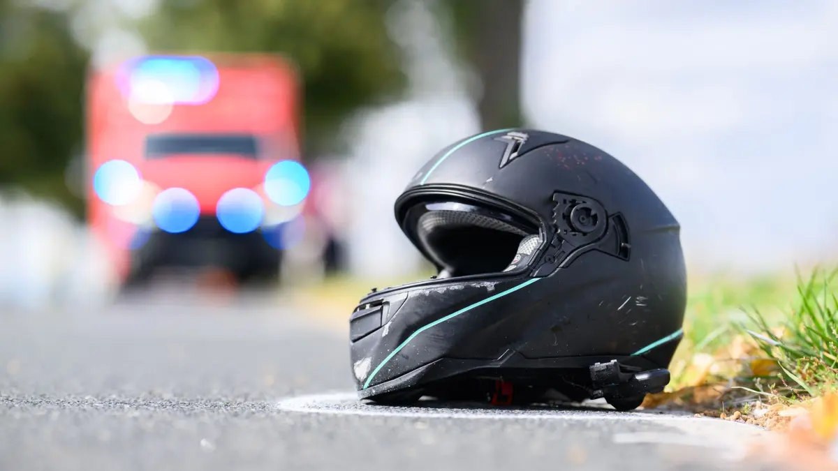 Motorradunfälle: ARCHIV - 03.09.2025, Niedersachsen, Schulenburg: Der Helm einer Motorradfahrerin liegt nach einem Unfall auf der Kreisstraße 204 zwischen Schulenburg in der Region Hannover und Adensen im Landkreis Hildesheim. (zu dpa: «Verletzte bei Motorradunfällen im Saale-Holzland-Kreis») Foto: Julian Stratenschulte/dpa +++ dpa-Bildfunk +++