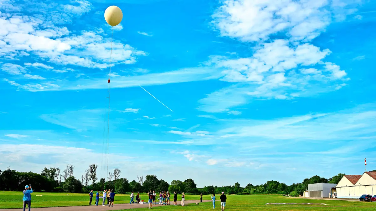 Die Beteiligten des Hochschulprojekts beim Start des Stratosphärenballons