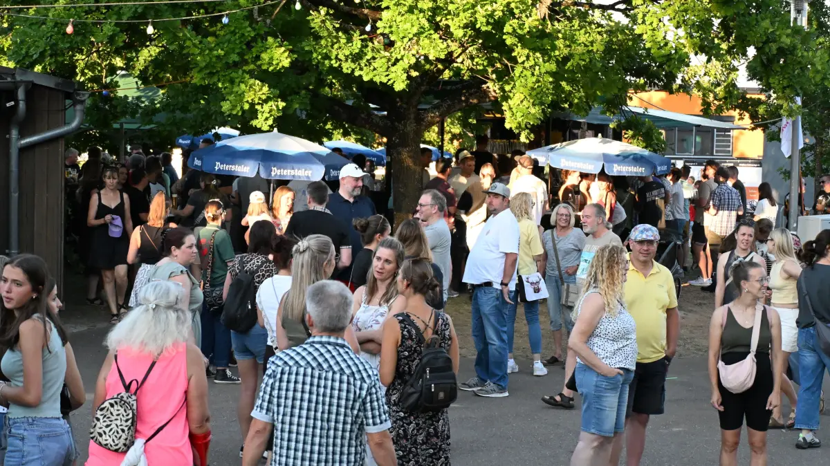 Das Fest zieht zahlreiche Besucher an.
