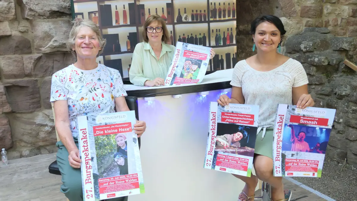 Zu einer komödiantischen Eigenproduktion, Musik, Kabarett und Kindertheater laden (von links): Ursula Biebinger, Andrea Hermann und Martina Dienstberger ein.