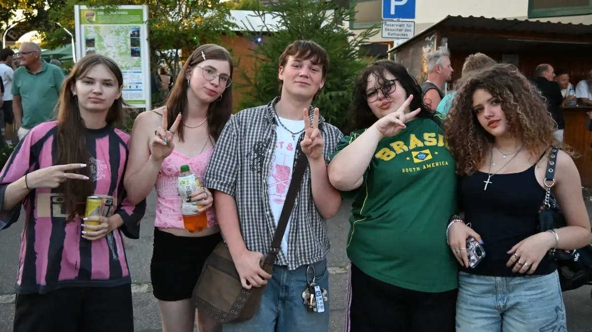 Jugendlichen gefällt das Fest gut.