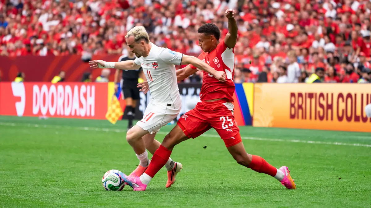 VANCOUVER, CANADA - JUNE 24: Liam Millar of Canada and Luca Jaquez of Switzerland battles for the ball during the FIFA World Cup, WM, Weltmeisterschaft, Fussball 2026 group stage match between Canada and Switzerland at BC Place Vancouver Stadium on June 24, 2026 in Vancouver, British Columbia, Canada. PUBLICATIONxNOTxINxBRAxMEX Copyright: xAmyxElle/SPPx Sportspressphoto_SPR176229