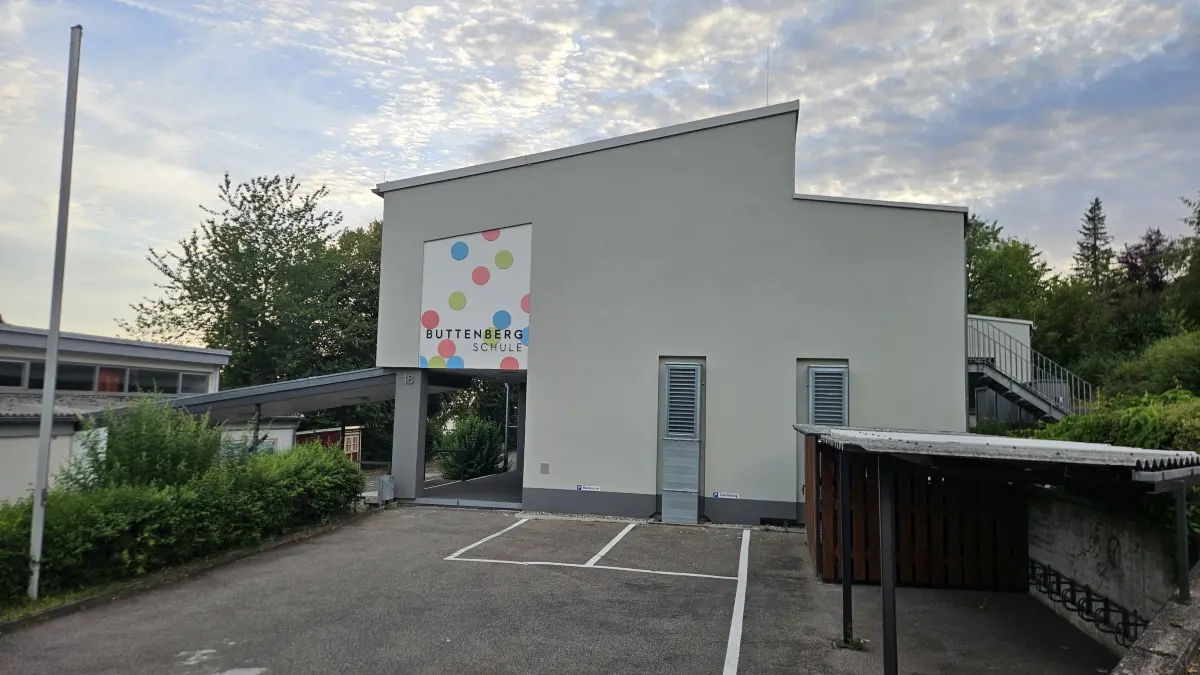 Das obere Gebäude der Buttenbergschule ist bereits saniert. Die Lüftungsanlage reicht allerdings nicht aus, das zweite Gebäude mit zu kühlen.