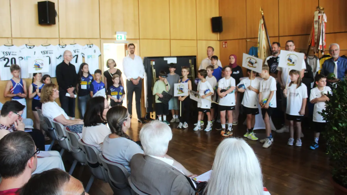 100 Jahre ESV Weil am Rhein wurden im Rathaus gefeiert. Kinder führten beim Einzug die Delegationen aller sieben Abteilungen an.