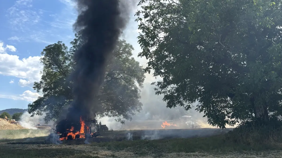 Der Brand einer Ballenpresse griff auf Feld und Wald über.