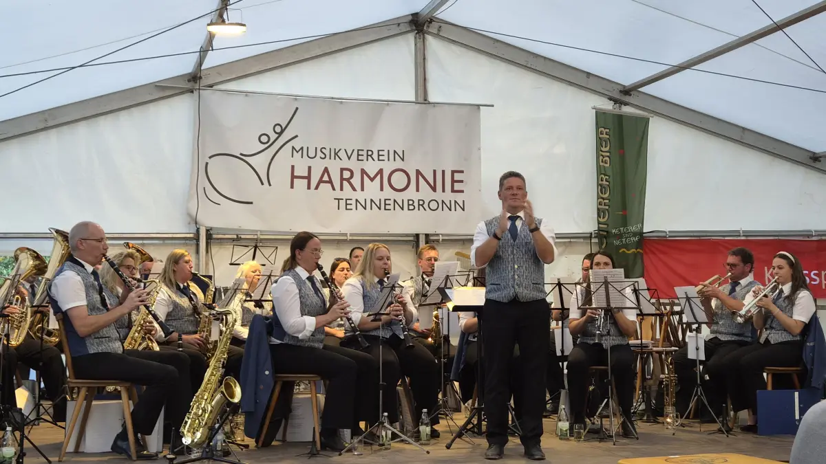 Der Musikverein Epfendorf begeistert mit Polkas und Marschmusik.
