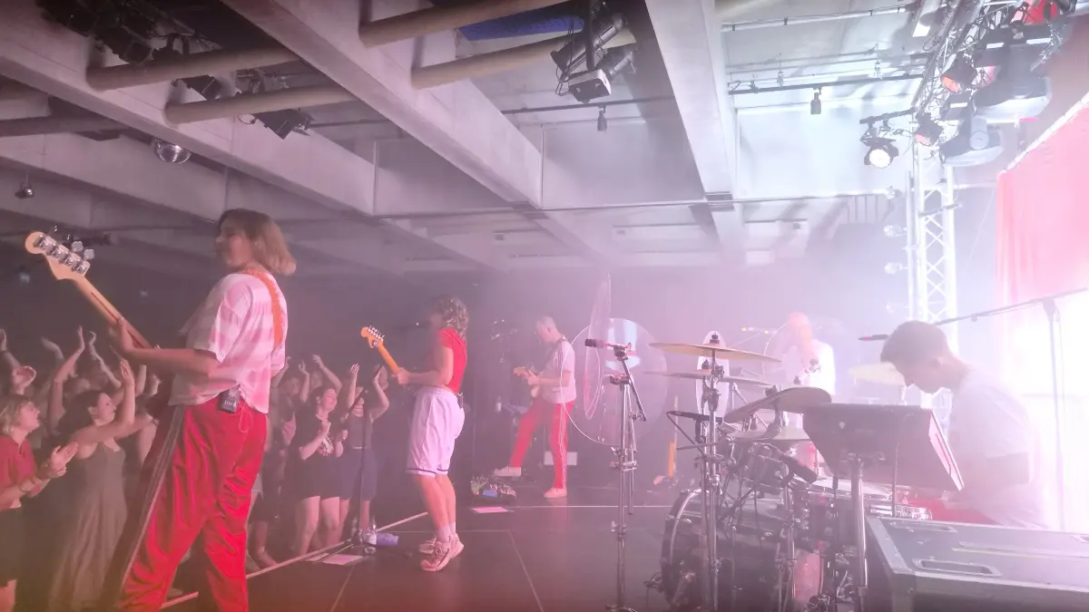 Die Indie-Band ok.danke.tschüss setzte im Burghof den fulminanten Schlusspunkt hinter das Stimmen-Festival 2026.