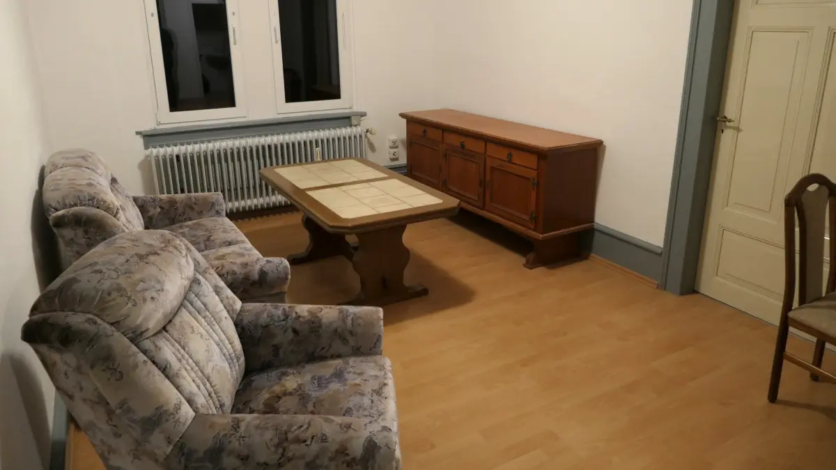 Bereits teilweise einen wohnlichen Eindruck macht die leerstehende Dachwohnung im Uracher Dorfgemeinschaftshaus und könnte ohne großen Aufwand zu einem Jugendraum umgestaltet werden.
