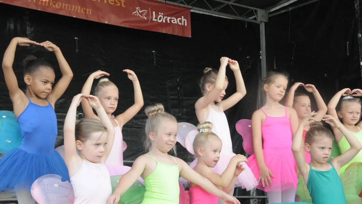Die Ballettkinder der Tanzschule Art and Dance wirbeln als bunte Schmetterlinge über die Bühne.
