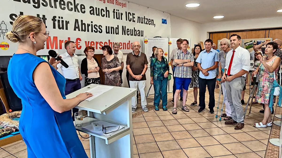 Die Co-Vorsitzende Lydia Schütte (links vorne) begrüßte zahlreiche Jubiläums-Gratulanten zum Stehempfang samt einigen Reden