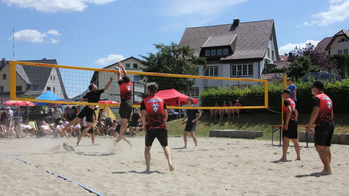 Spannende Duelle lieferten sich 16 Mannschaften beim Beachvolleyball-Turnier in Schonach.