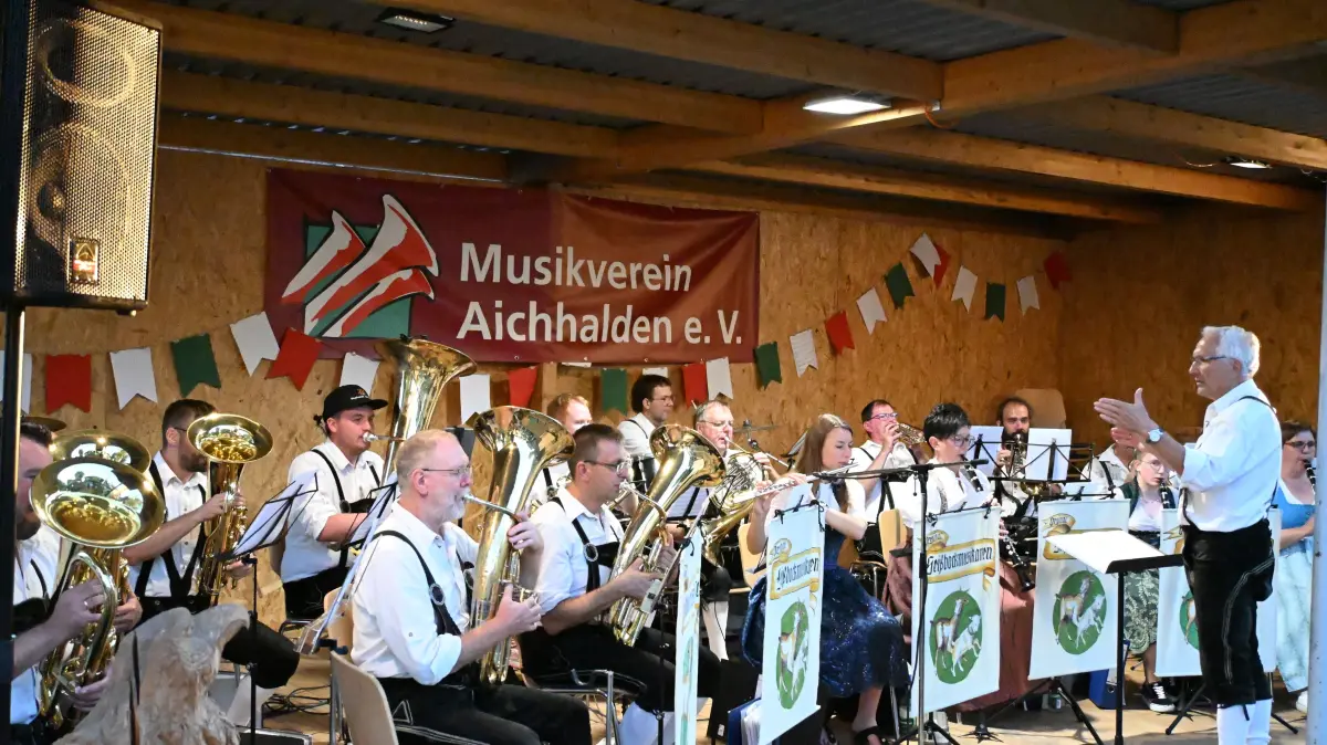 Die Geißbockmusikanten spielen.