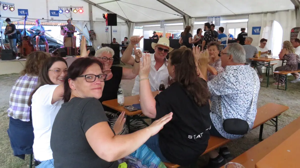 Ausgelassene und fröhliche Stimmung bei den Besuchern des Festjubiläums beim VfL Höfen