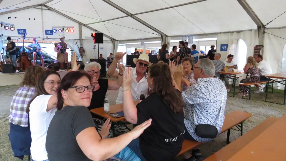 Ausgelassene und fröhliche Stimmung bei den Besuchern des Festjubiläums beim VfL Höfen