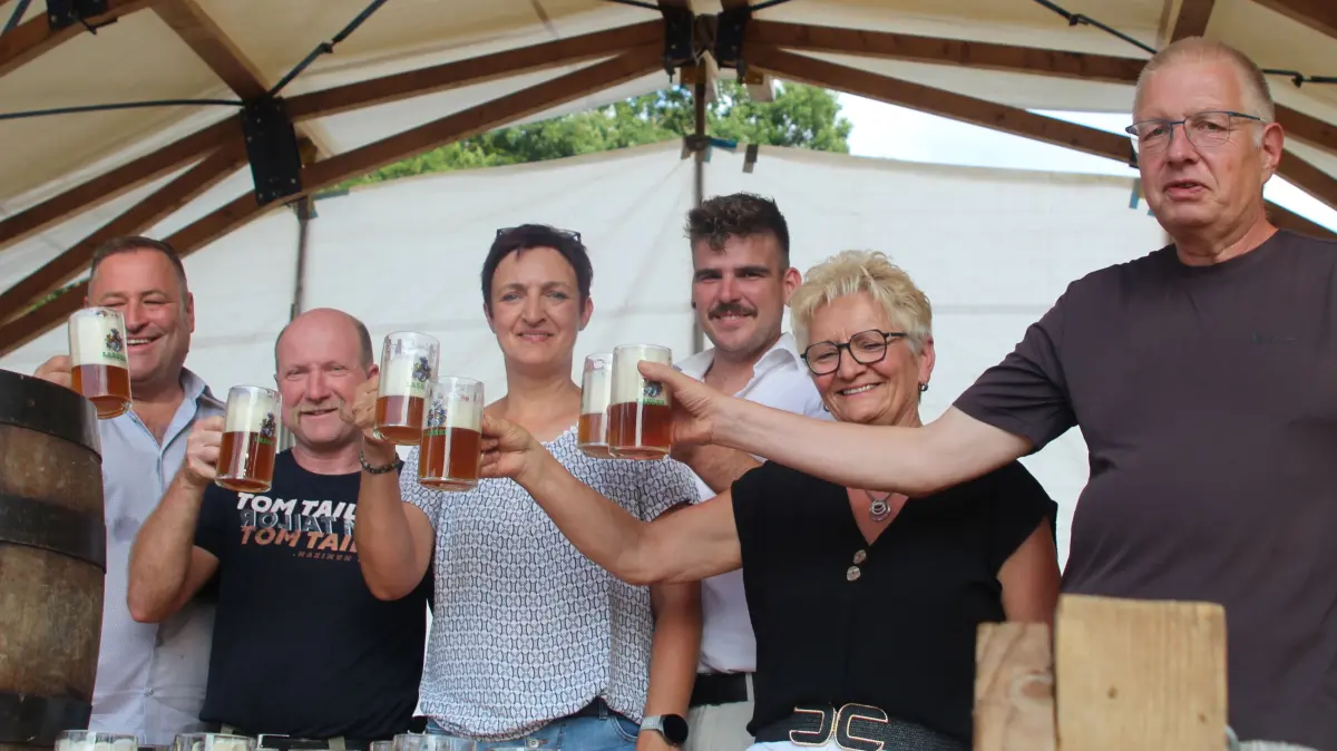 Die Vereinsvorstände stoßen auf das Weitenauer Dorffest an.