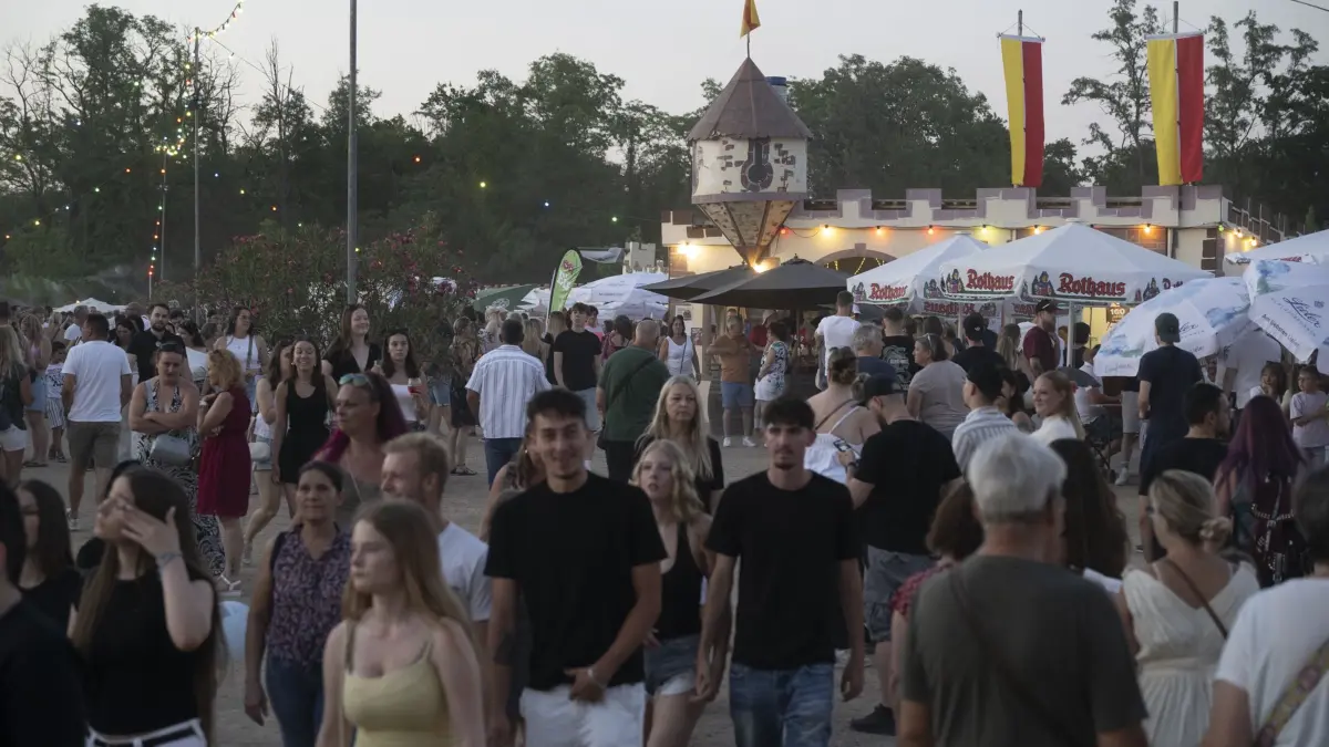 Trotz Sommerhitze herrschten Hochbetrieb und Feierlaune bei den Gästen des Neuenburger Nepomukfests in den Rheingärten.