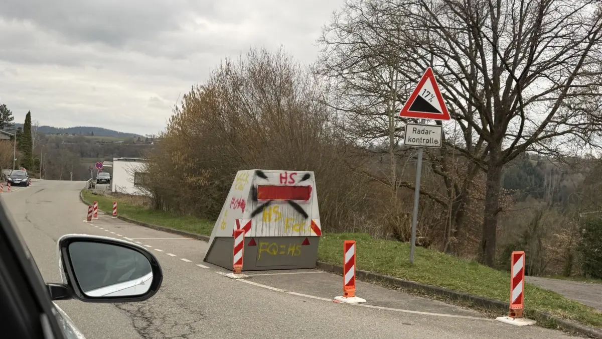 Blitzer werden in der Region immer wieder beschmiert. Das Bild zeigt einen beschmierten Blitzer in Wildberg. Der Vorfall ereignete sich im März dieses Jahres.