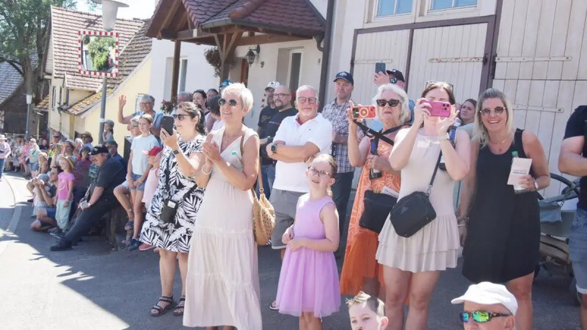 Großer Festumzug beim Jubiläum 100 Jahre MV Flözlingen.