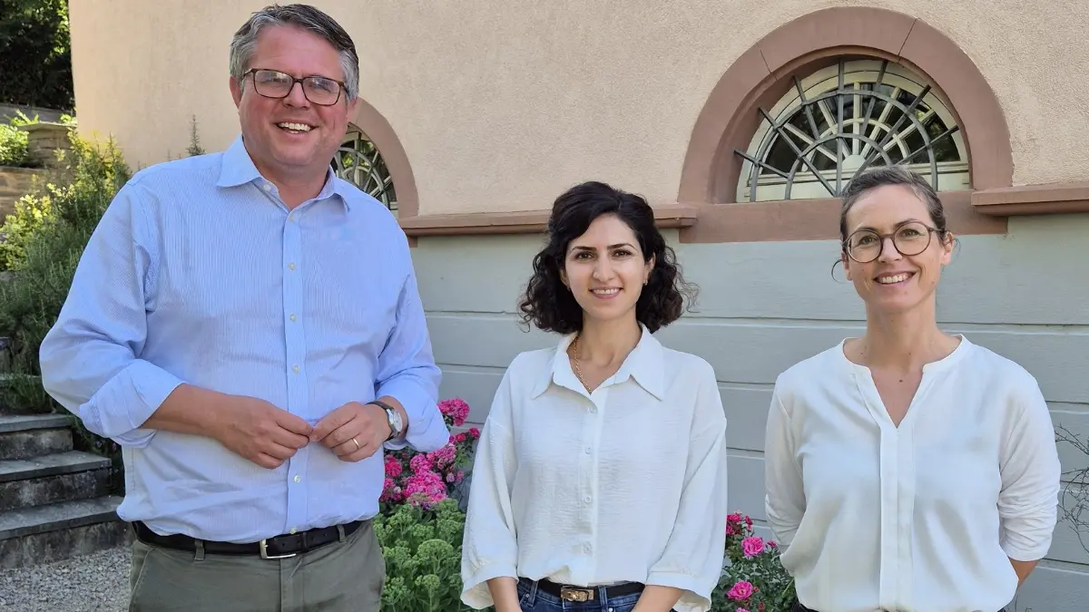 Bürgermeister Tobias Benz begrüßte Carolin Feneis (rechts) als neue kommissarische Leiterin des Fachbereichs Bauen und Joniela Philipp als stellvertretende Leiterin des Fachbereichs Finanzen.