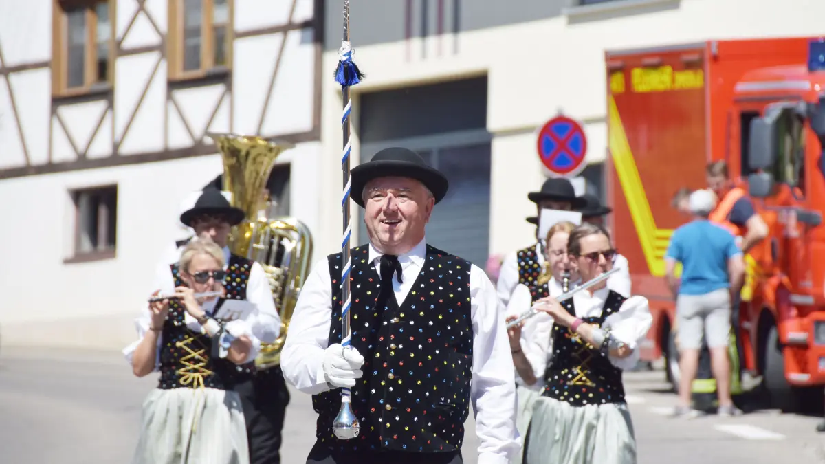 Großer Festumzug beim Jubiläum 100 Jahre MV Flözlingen.