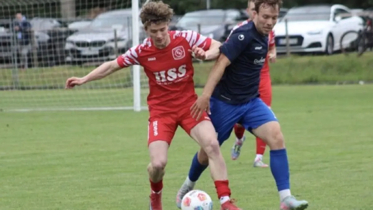 Theo Blankenburg (links) ist mit Vizemeister FC Königsfeld derzeit intensiv gefordert.
