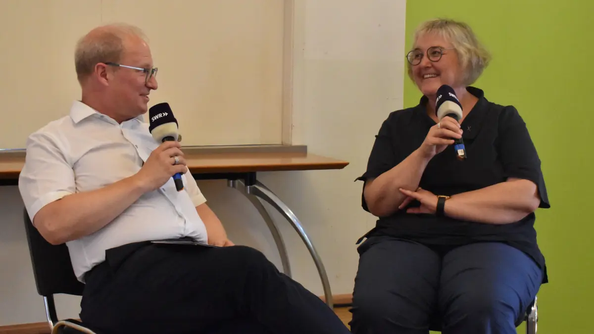 Landesbischöfin Heike Springhart im Gespräch mit Matthias Zeller. Der SWR-Redakteur führt den Dialog bei den Weiler Gesprächen, einer Reihe der Bürgerstiftung Weil am Rhein und des SWR.