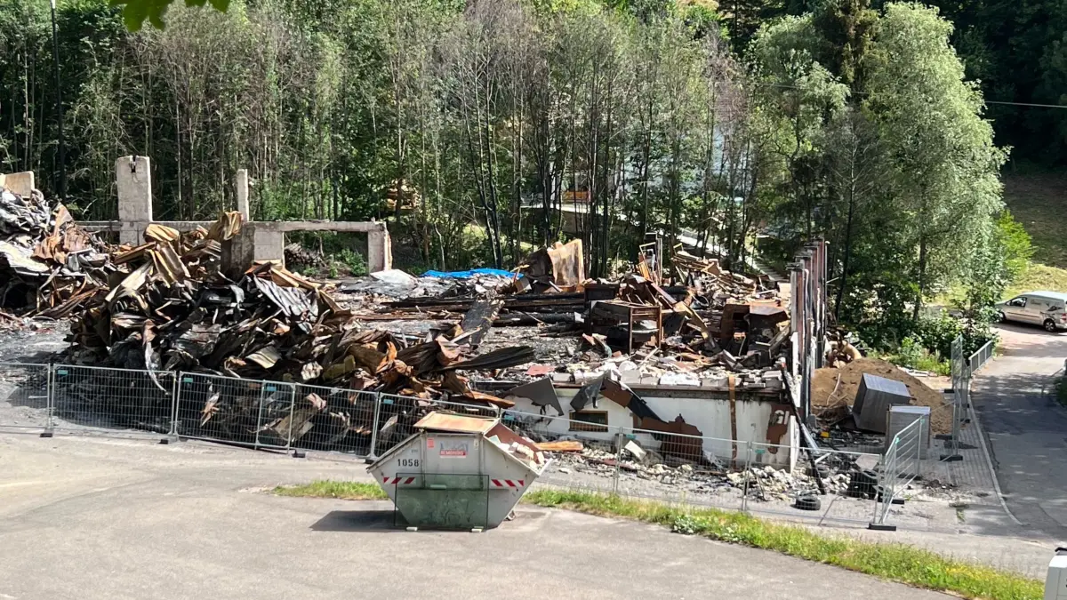 Durch einen verheerenden Großbrand im April wurde die Schreinerei von Christian Rombach in der Talstraße 15 in Schonach total zerstört. Jetzt erzählte er uns, wann die Bagger die Reste beseitigen.